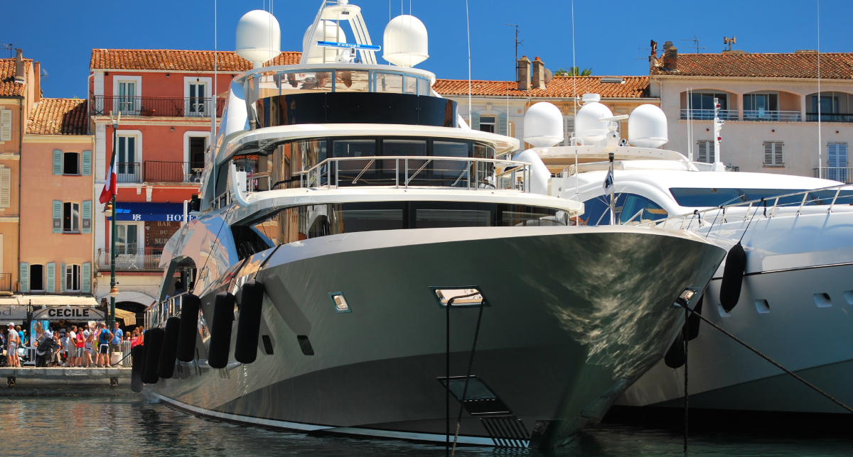 Cannes vs Saint-Tropez pro ultra-luxusní dovolenou 2026: paláce, vily, jachty a sousední destinace — kompletní průvodce UHNWI