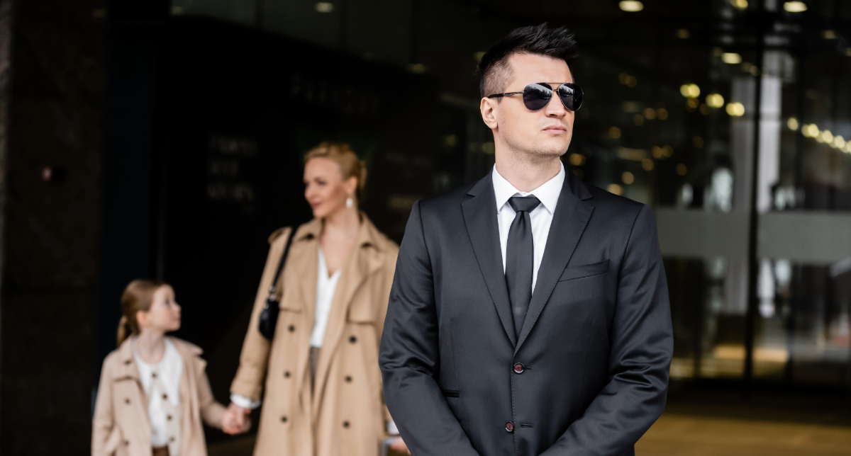 Sécurité rapprochée pour dirigeants et UHNWI : comment une conciergerie orchestre protection physique et discrétion